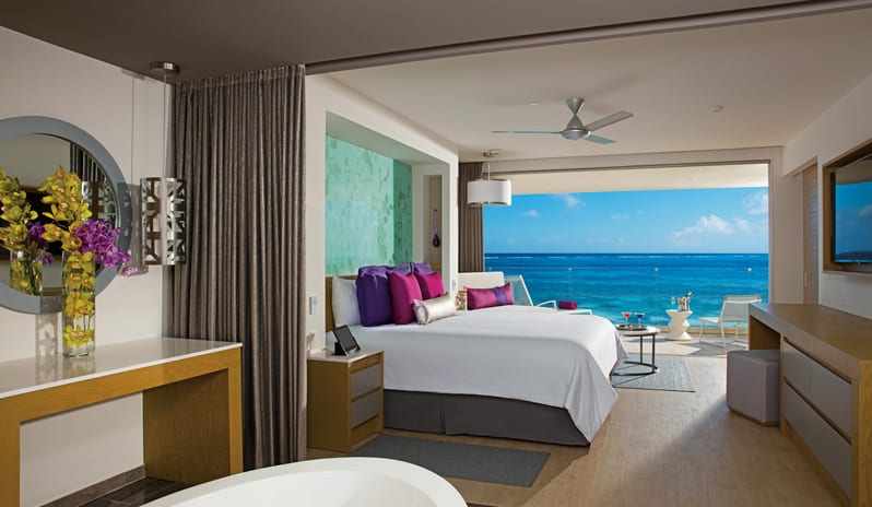 BREATHLESS RIVIER CANCUN XCELERATE JUNIOR SUITE SWIM OUT OCEAN FRONT BEDROOM_001